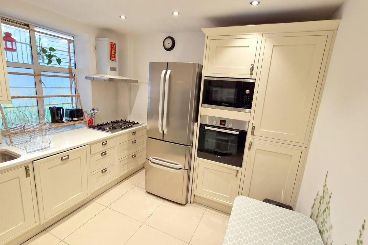 Modern 3-Bed House In Surrey Quays Villa London Exterior photo
